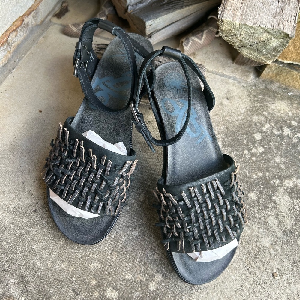 OTBT Voyage Stylish Black leather‎ sandals w/unique woven detail NWOB Sz-8.5. Q